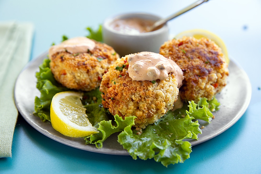 Vegan crabcakes served with lemon and remoulade