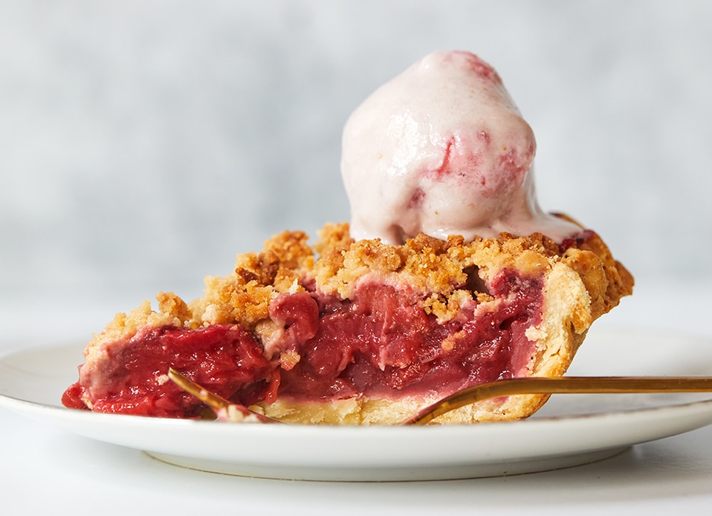 Vegan strawberry rhubarb pie