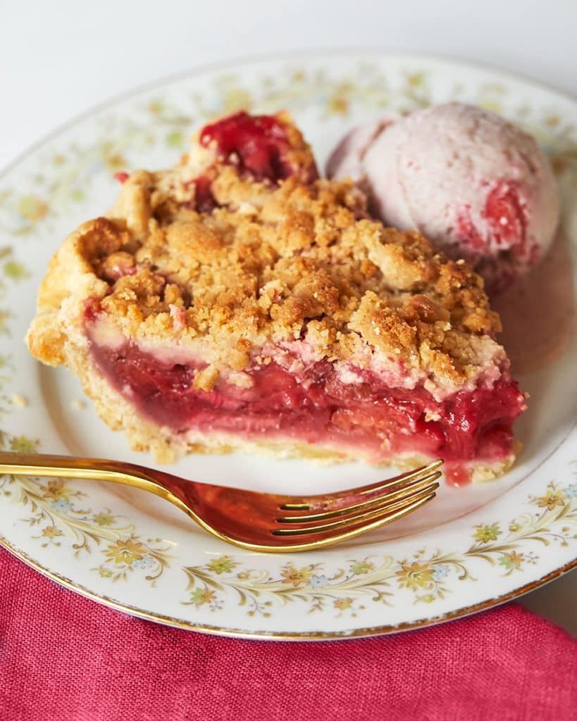 Vegan strawberry rhubarb pie