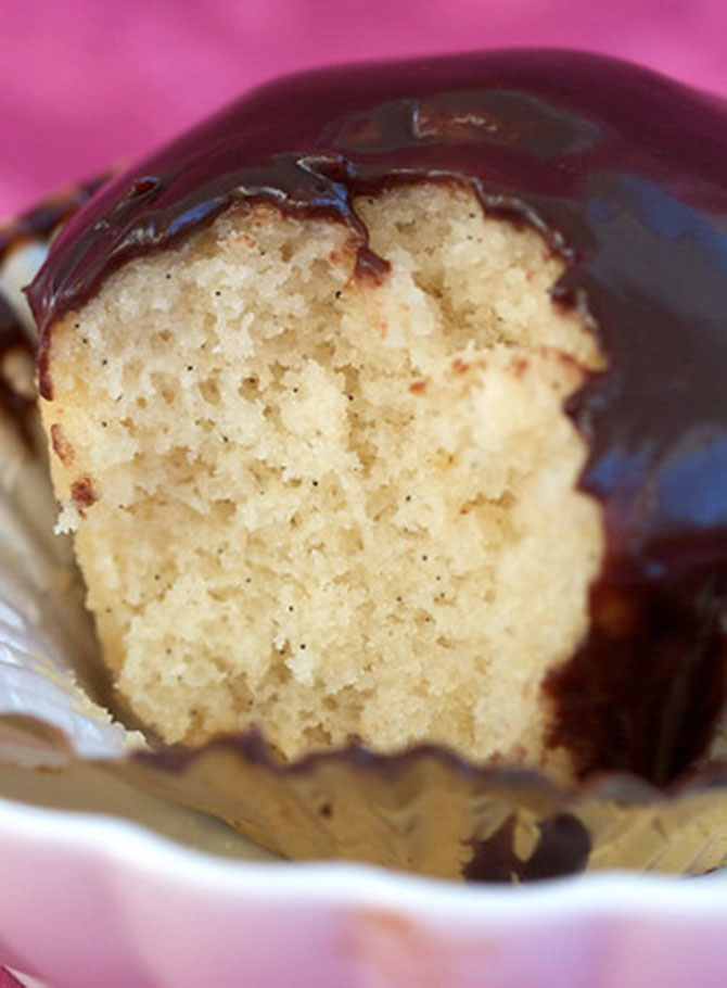 Vanilla Bean Cupcakes With Chocolate Ganache – Post Punk Kitchen – Isa Chandra MoskowitzFacebookInstagramTwitterFacebookInstagramTwitter