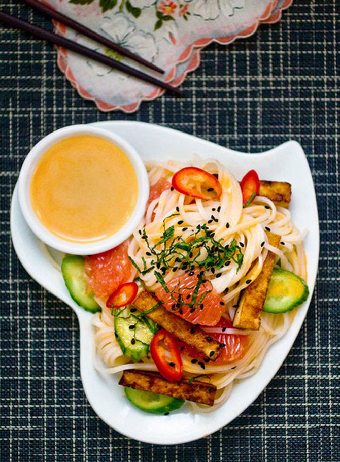 RiceNoodleSaladGrapefruit-SrirachaVinaigrette