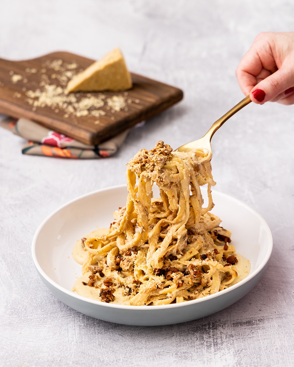 Vegan cacio e pepe with tempeh sausage. Creamy vegan pasta with sausage.