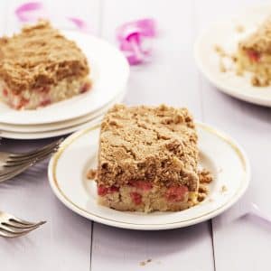 Vegan rhubarb crumbcake