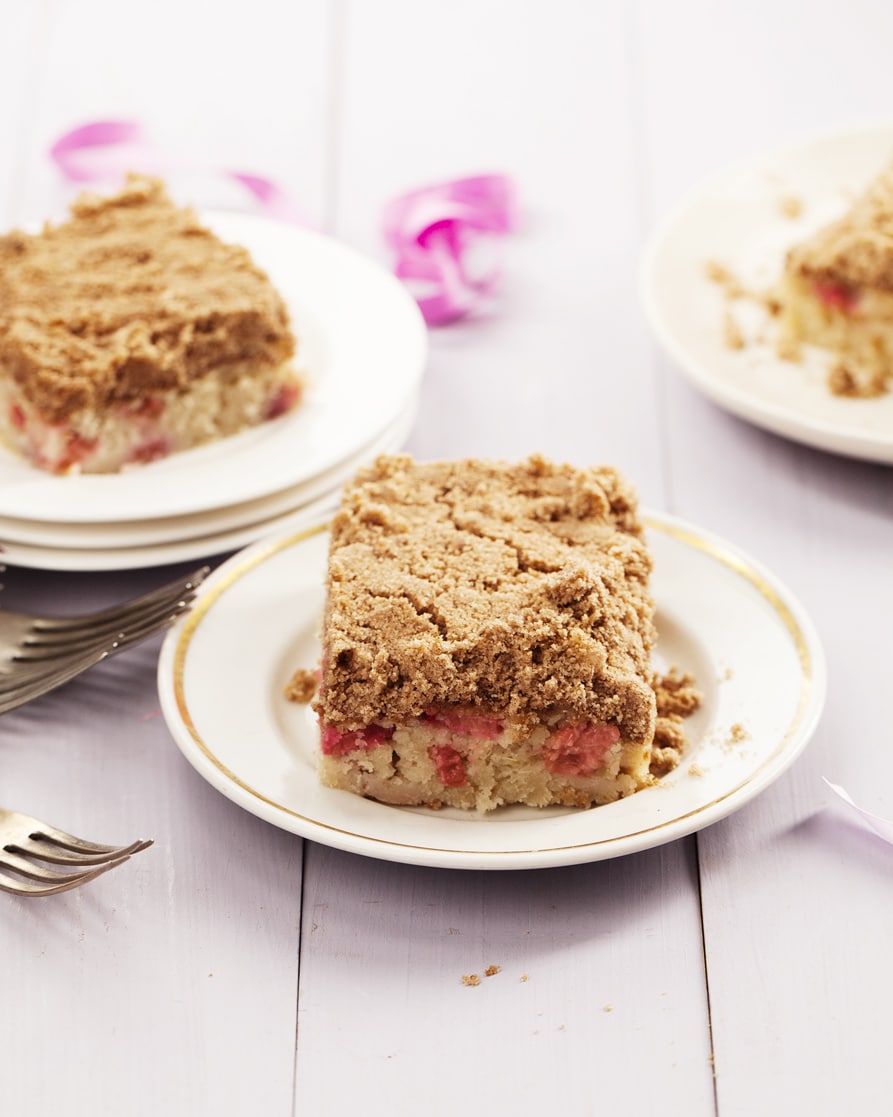 Vegan rhubarb crumbcake